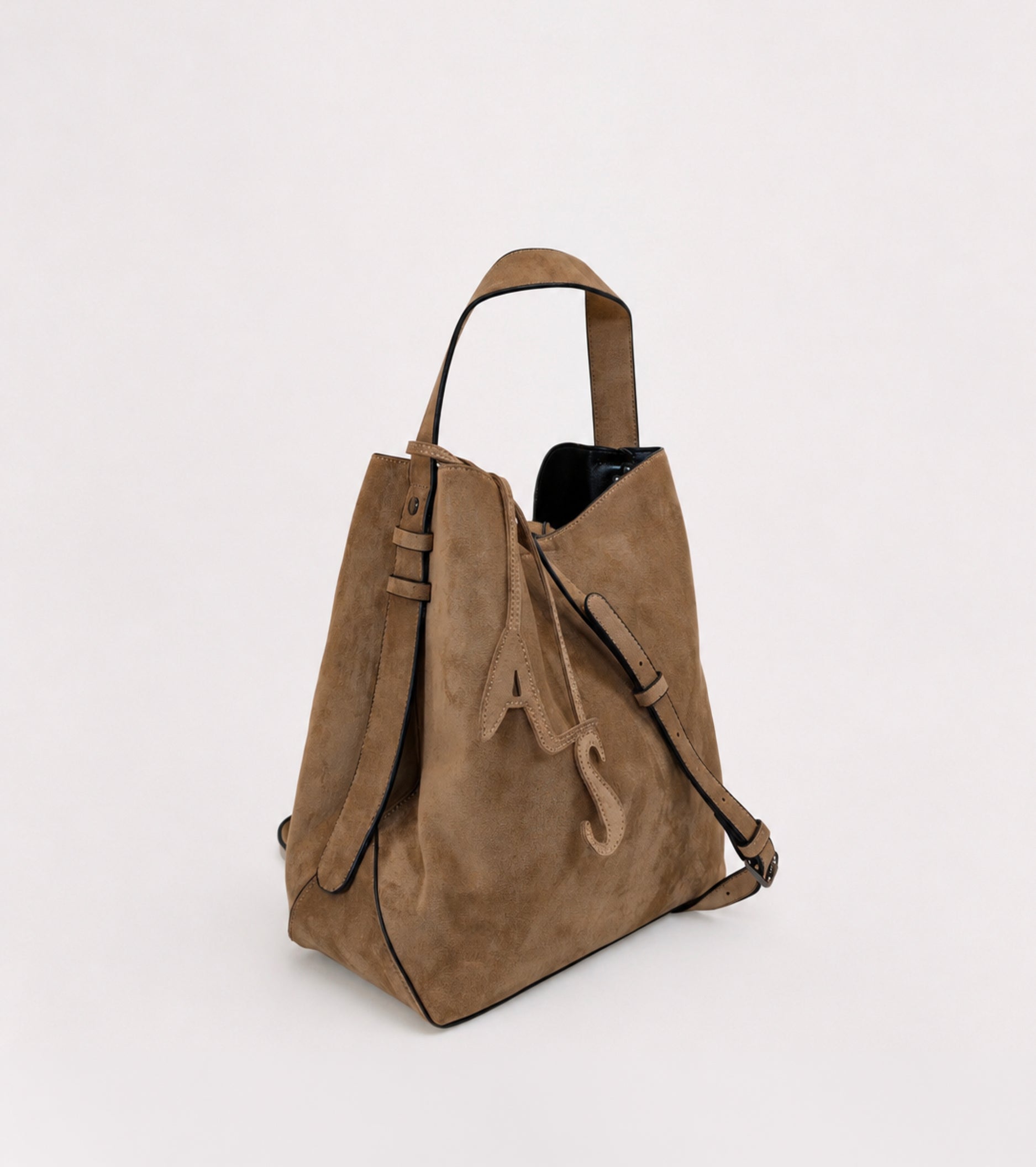 Bolso tipo cubo con colgante AS en color armiño