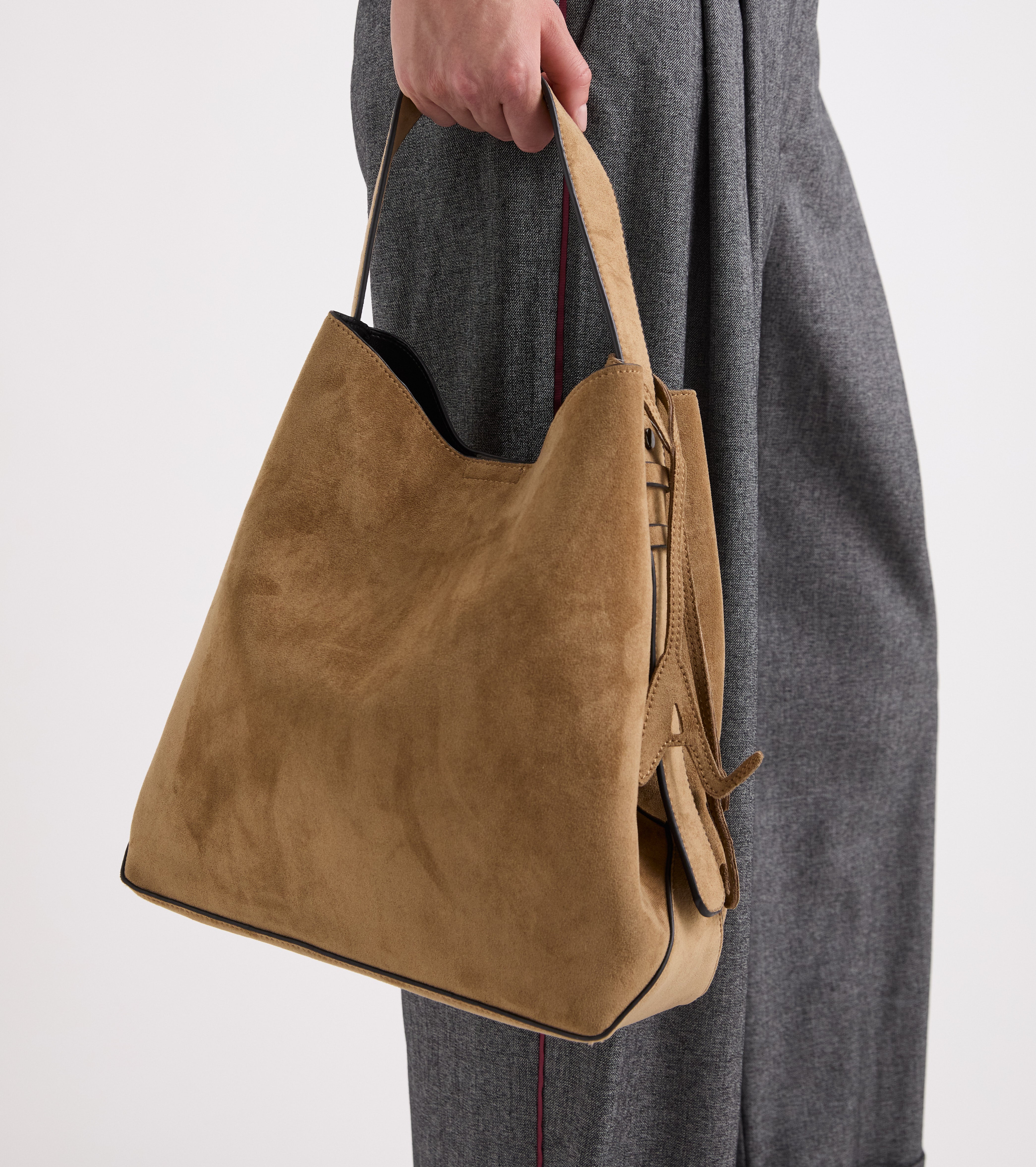 Bolso tipo cubo con colgante AS en color armiño