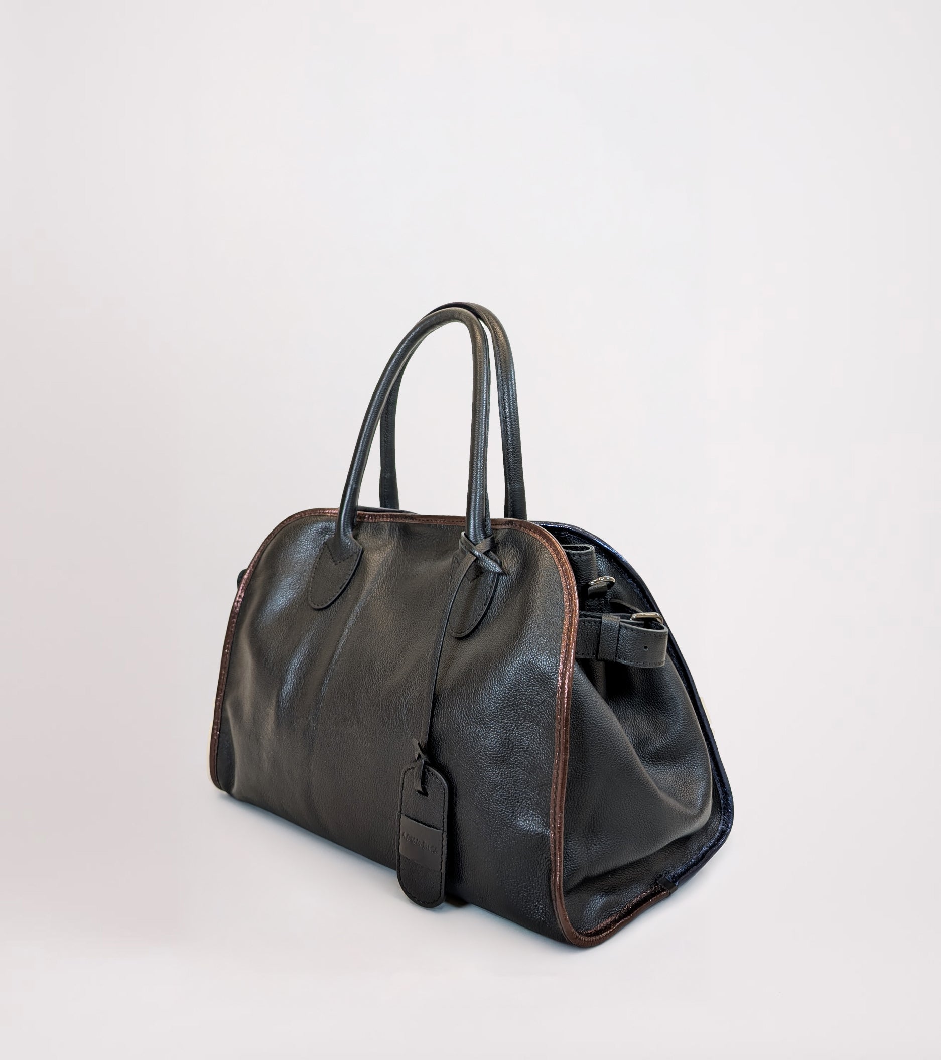 Bolso de mano con correa cruzada negro con diseño de rombos