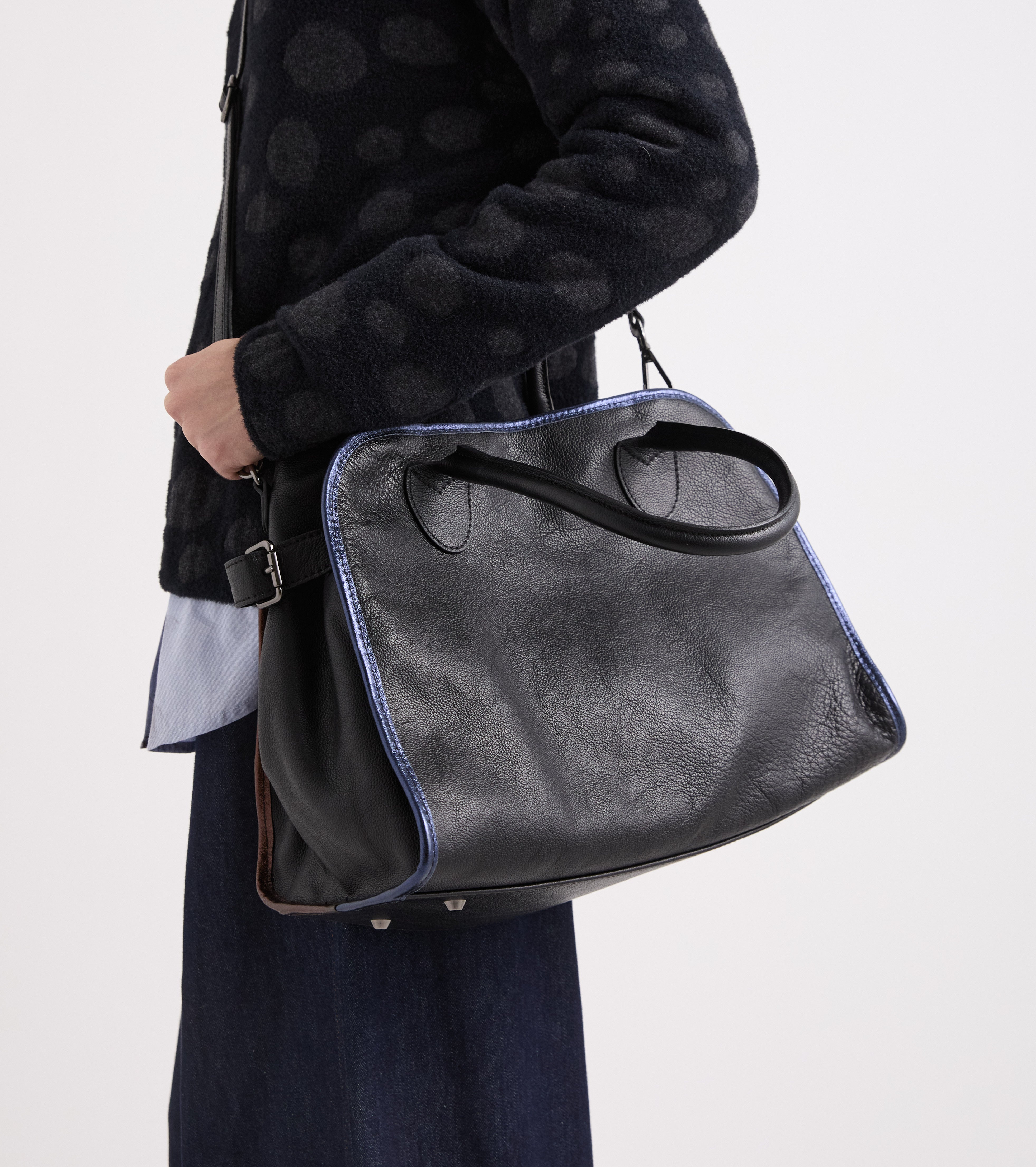 Bolso de mano con correa cruzada negro con diseño de rombos