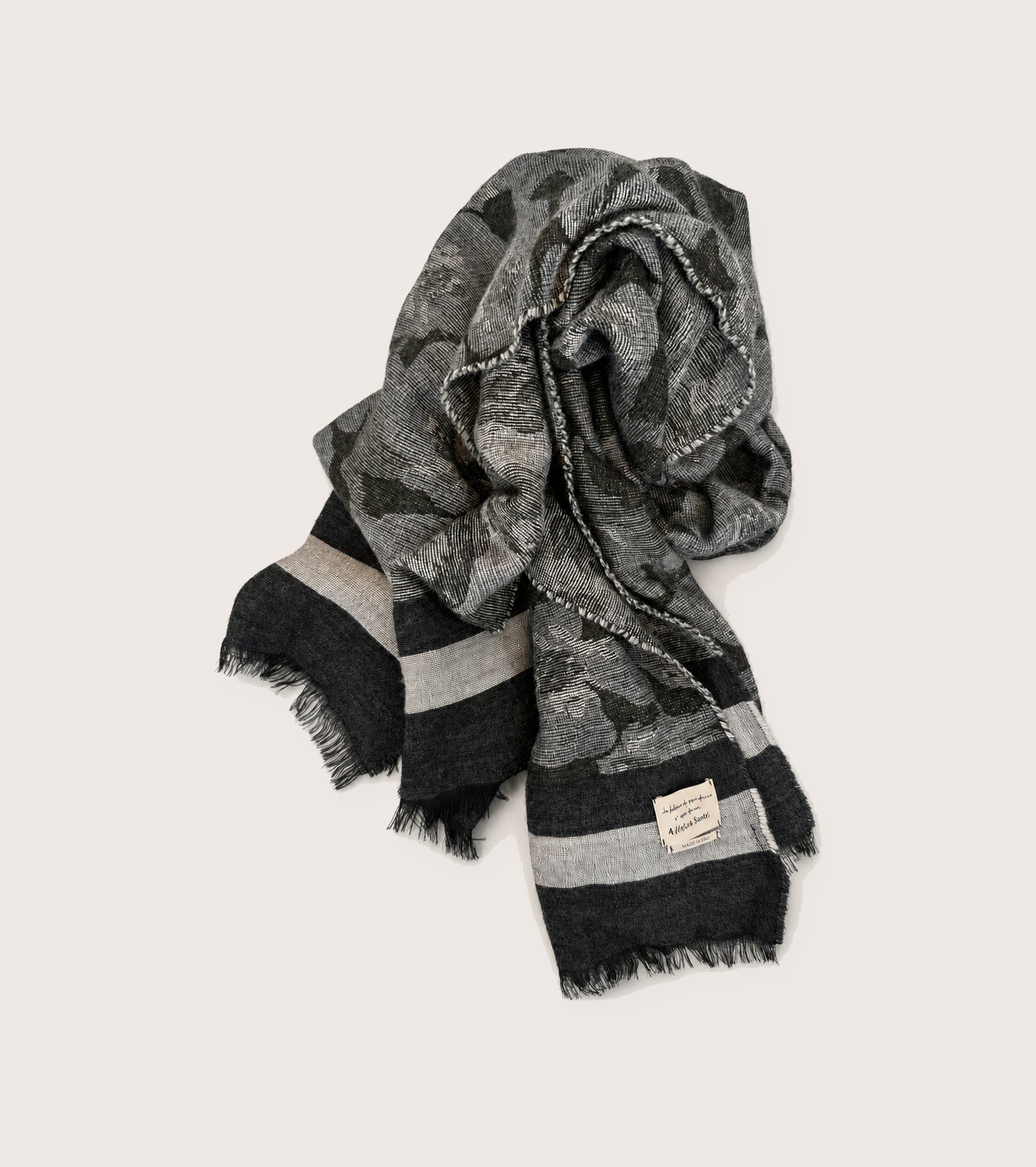 Yarn scarf with fringes in heather grey