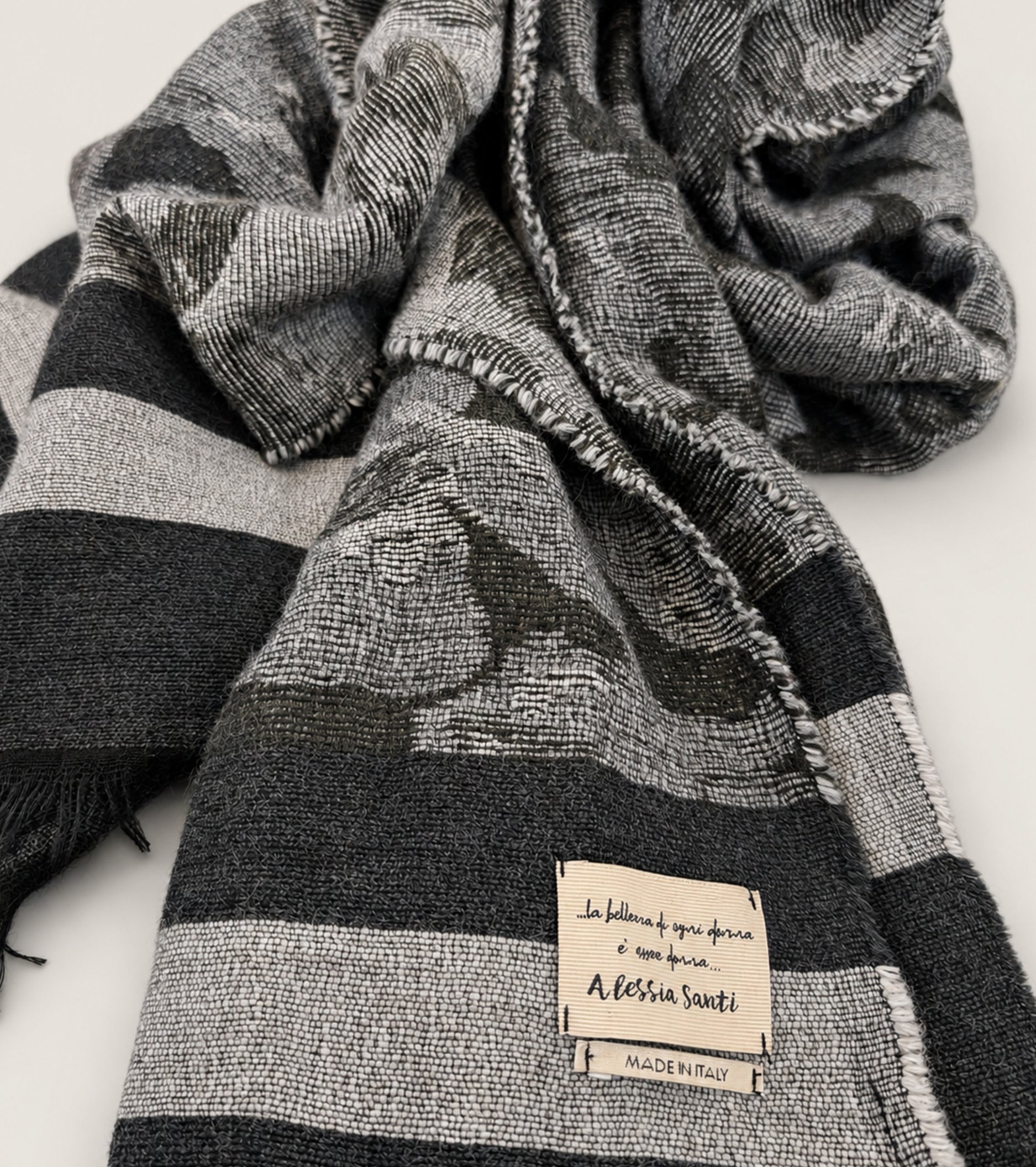 Yarn scarf with fringes in heather grey