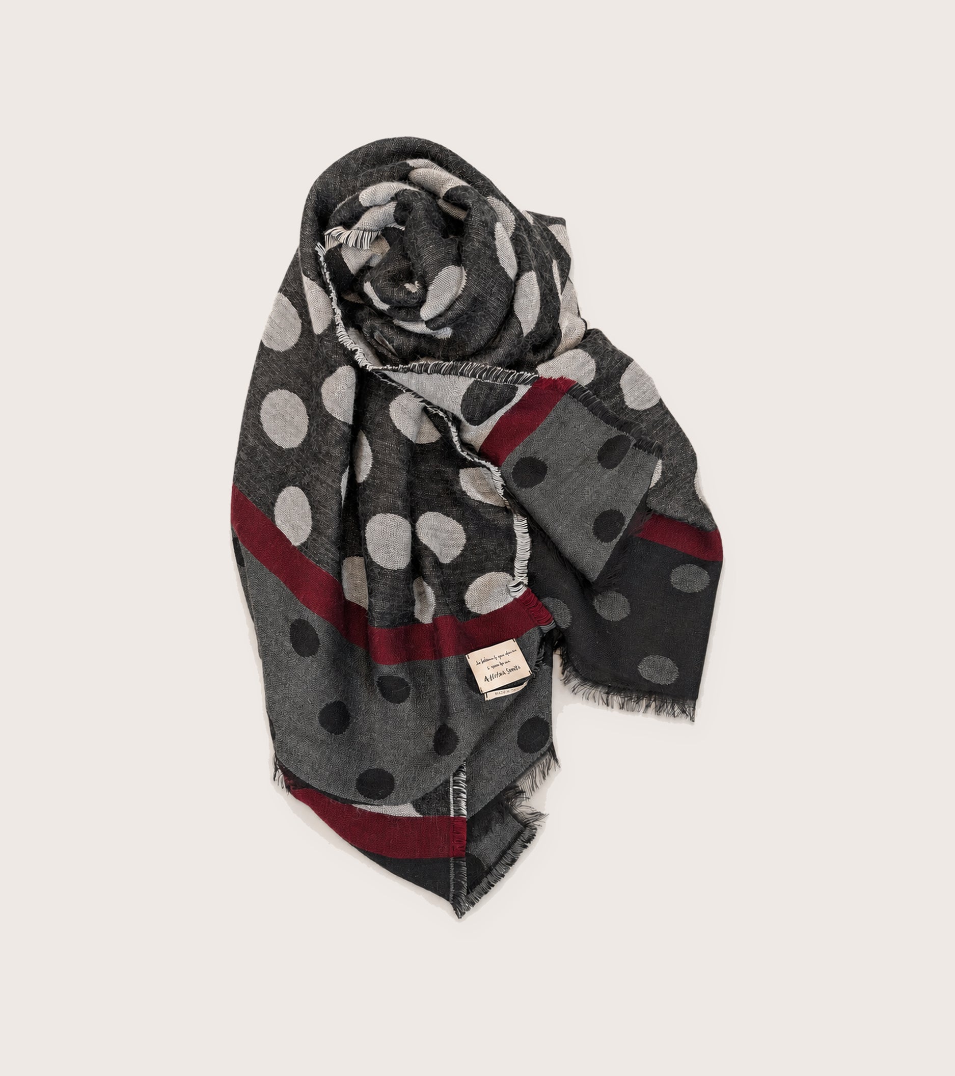 Yarn scarf with fringes and a black butter-coloured belt