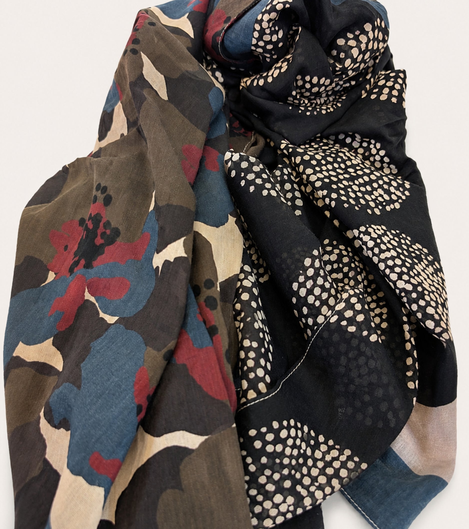 Scarf with polka dots and flowers in taupe and black