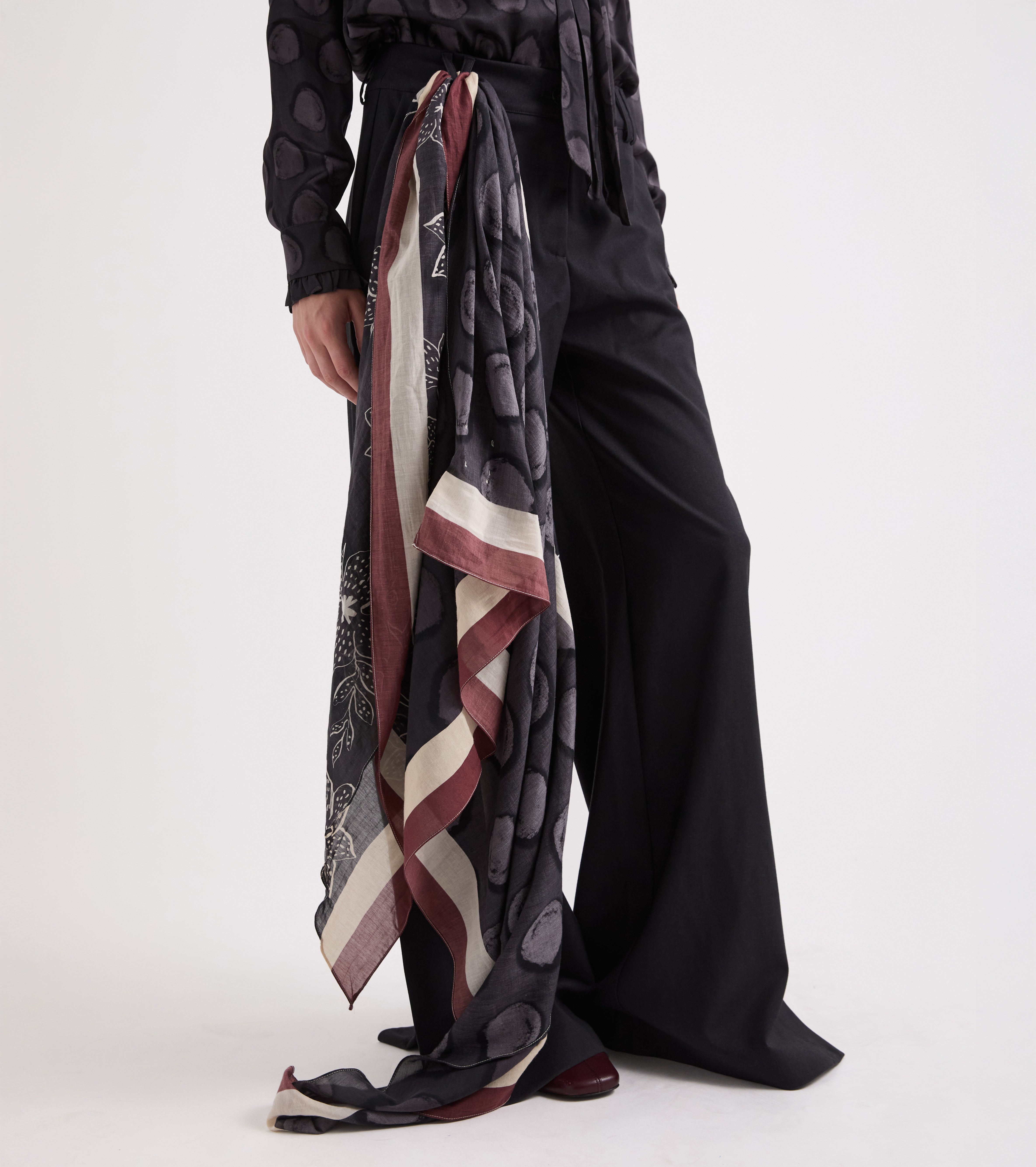Cotton-blend scarf with a black-and-cherry-red belt