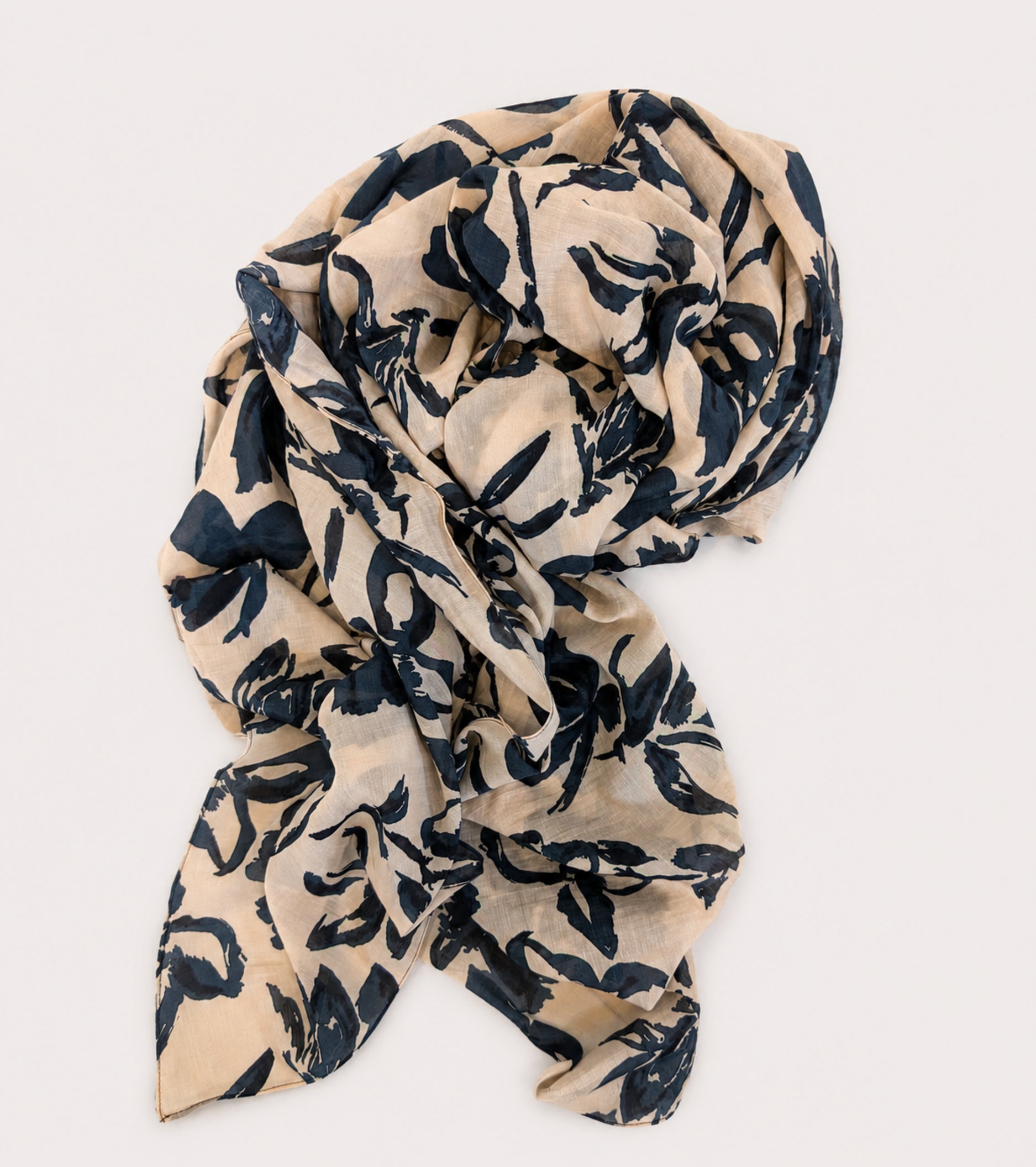 Printed scarf with a graphite-coloured belt